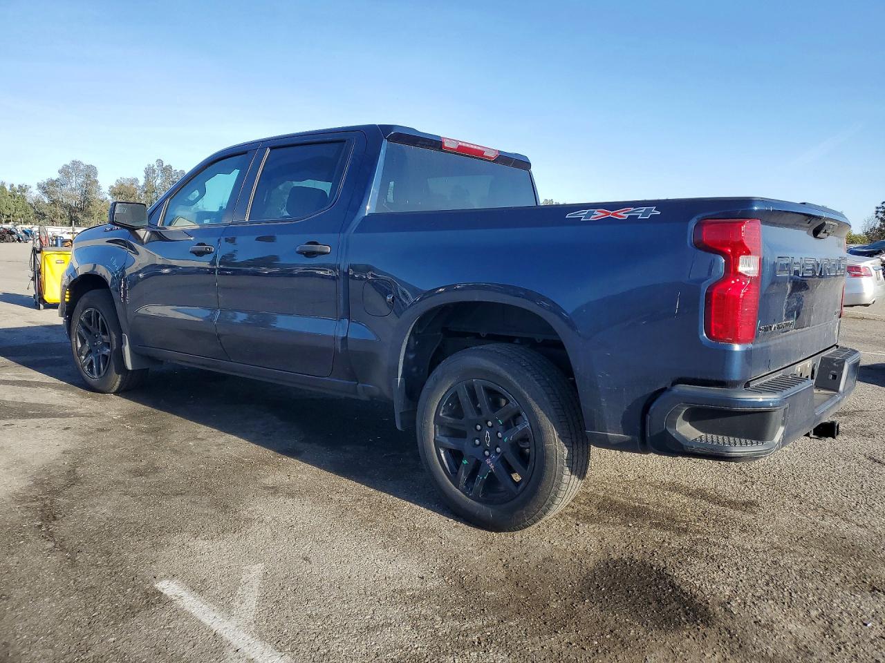2023 CHEVROLET SILVERADO K1500 CUSTOM photo 3