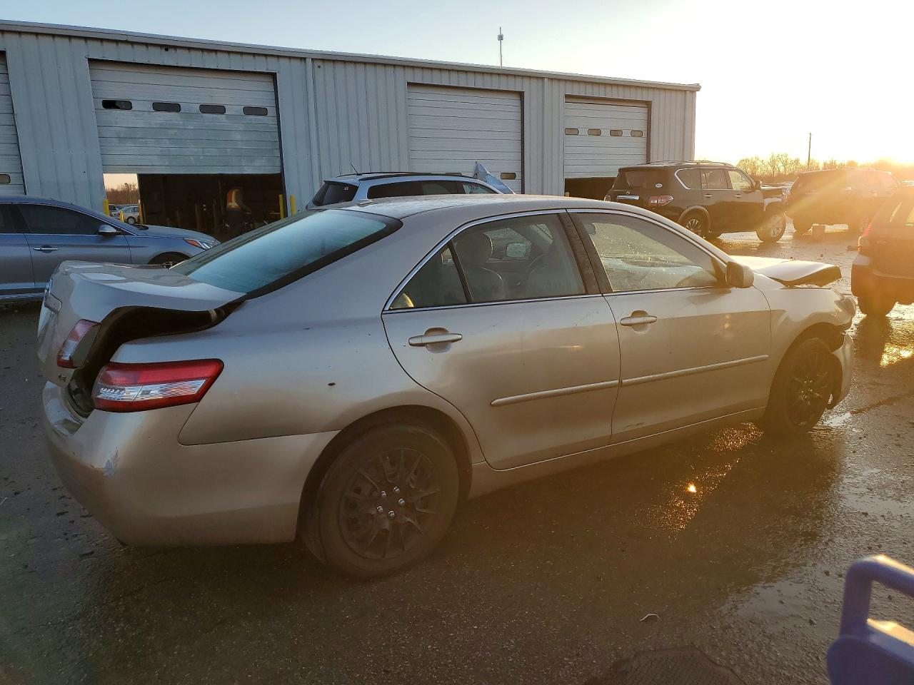 2010 TOYOTA CAMRY LE photo 5