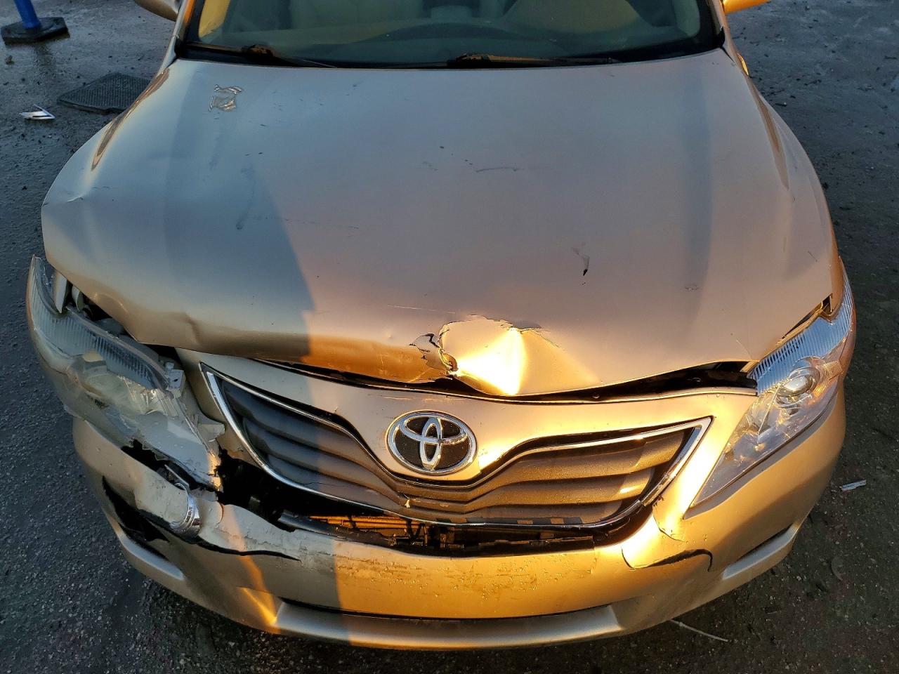 2010 TOYOTA CAMRY LE photo 21