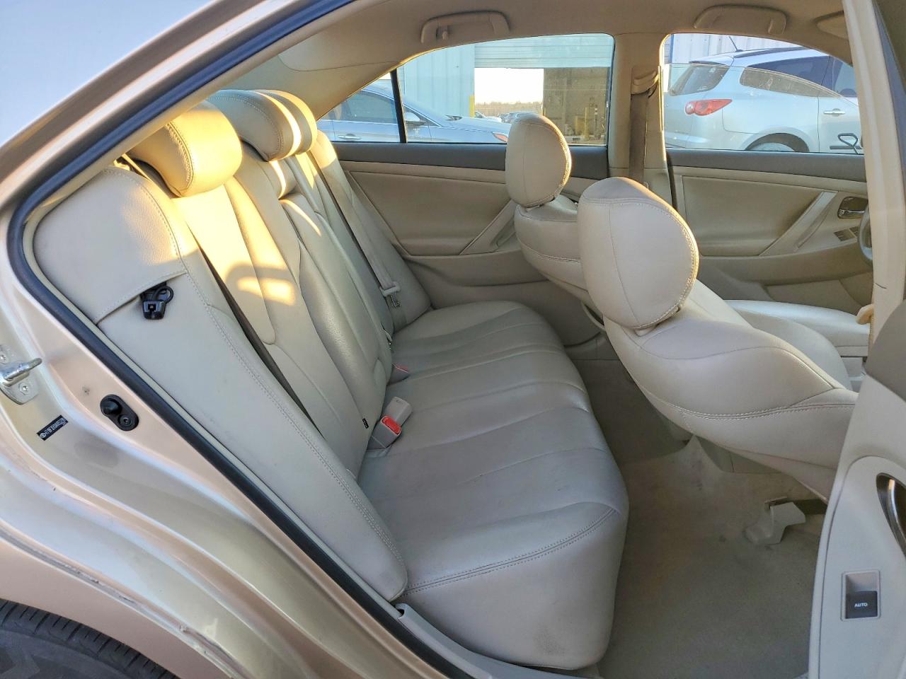 2010 TOYOTA CAMRY LE photo 19