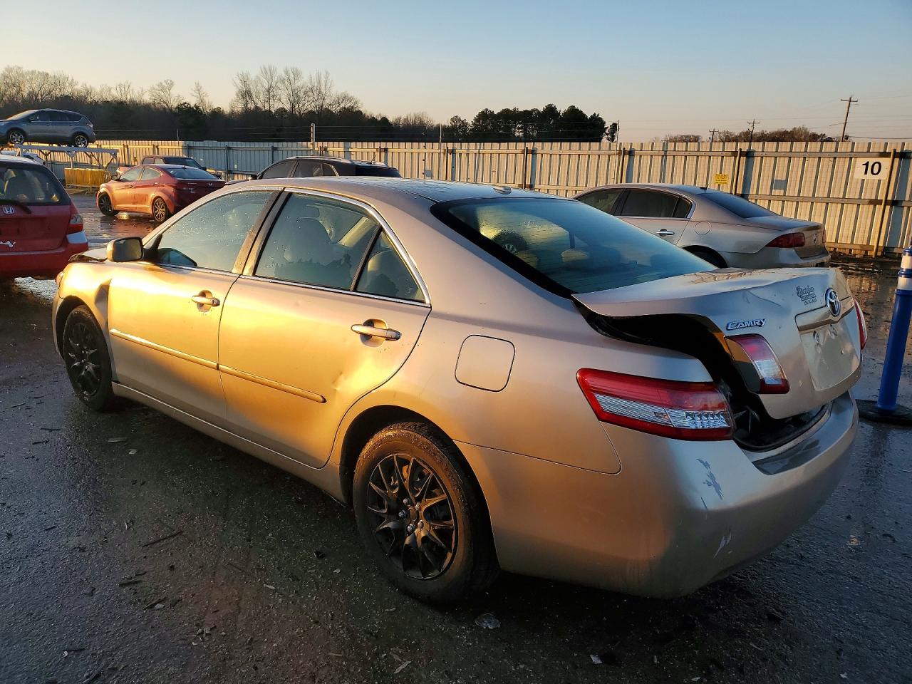 2010 TOYOTA CAMRY LE photo 3