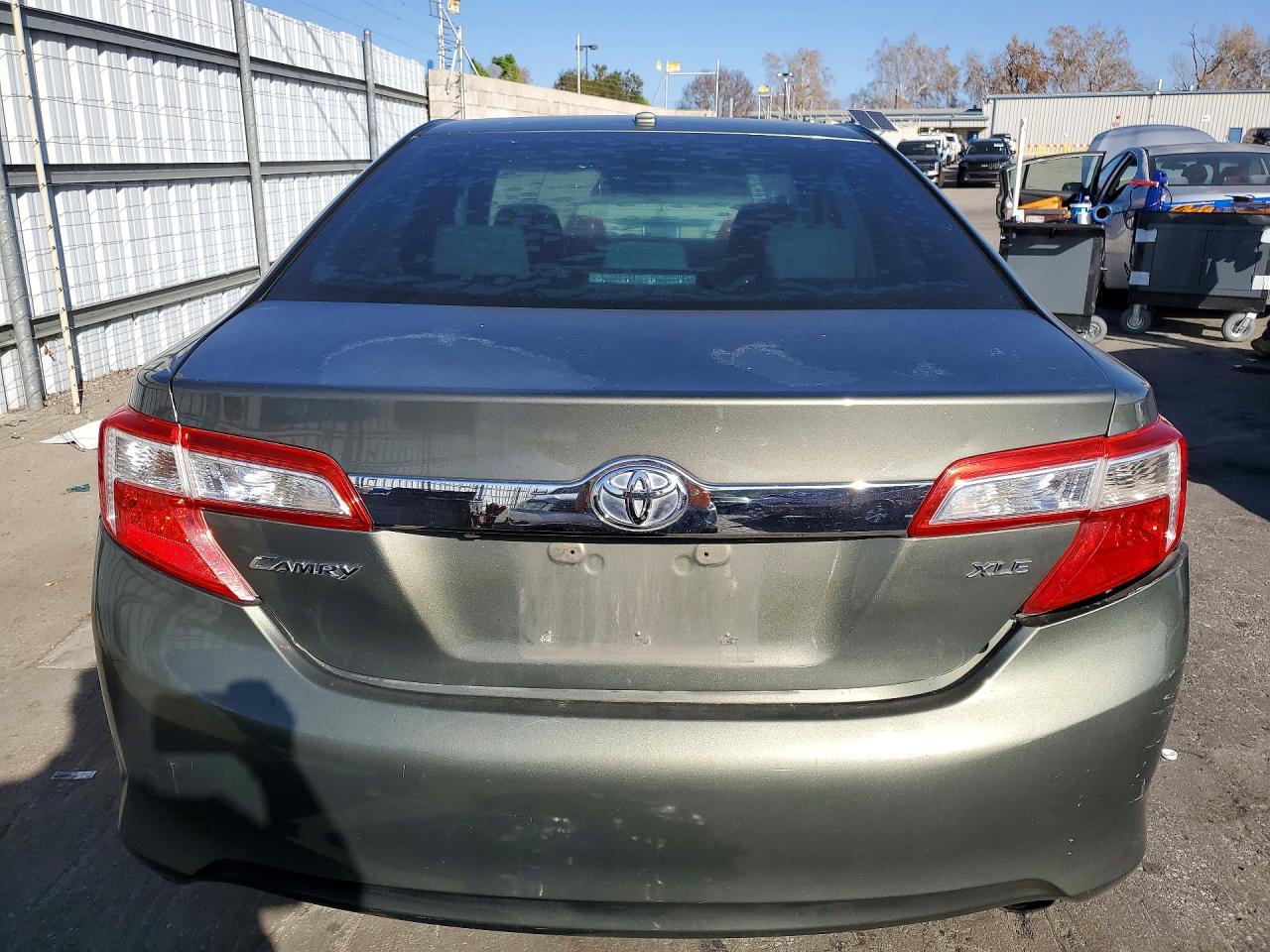 2012 TOYOTA CAMRY XLE photo 16