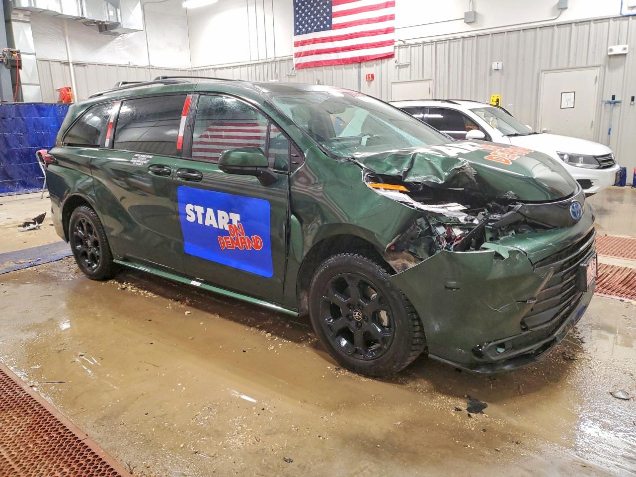 2025 TOYOTA SIENNA photo 4
