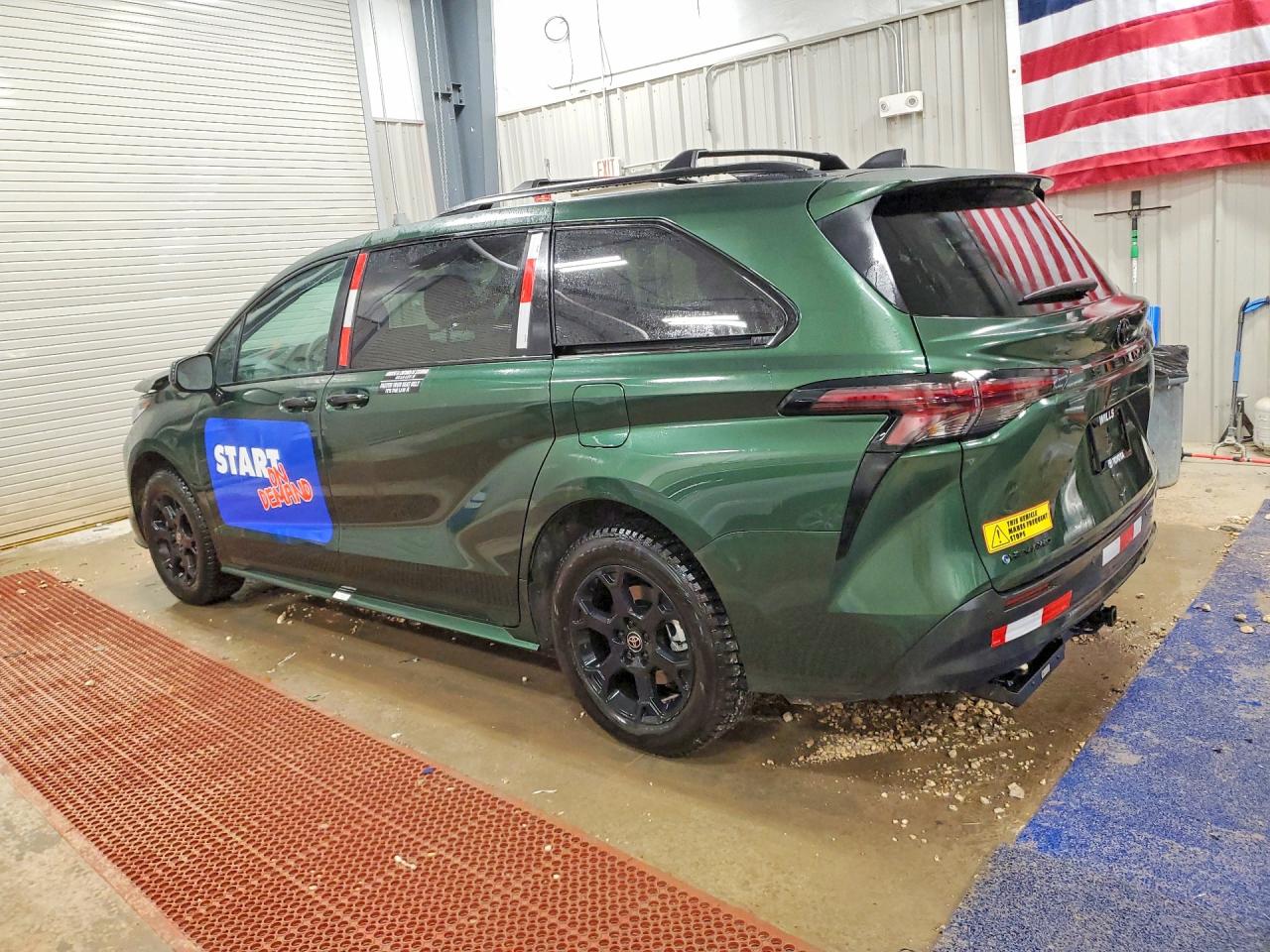 2025 TOYOTA SIENNA photo 2