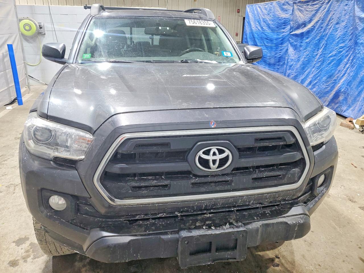 2017 TOYOTA TACOMA photo 9