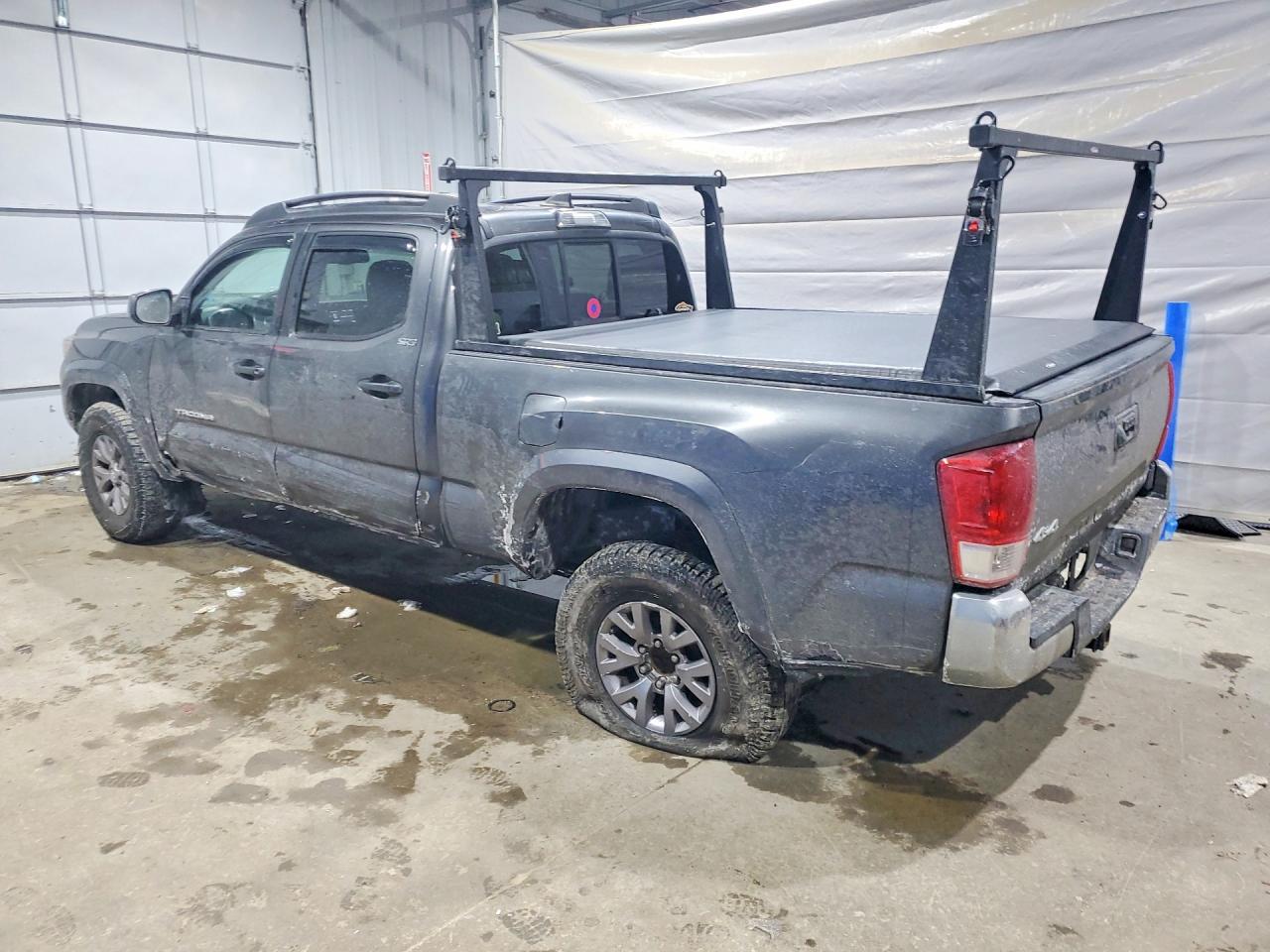 2017 TOYOTA TACOMA photo 3
