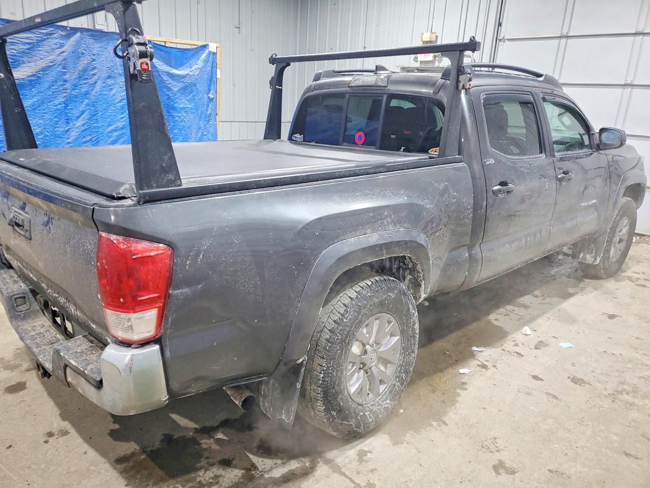 2017 TOYOTA TACOMA photo 5
