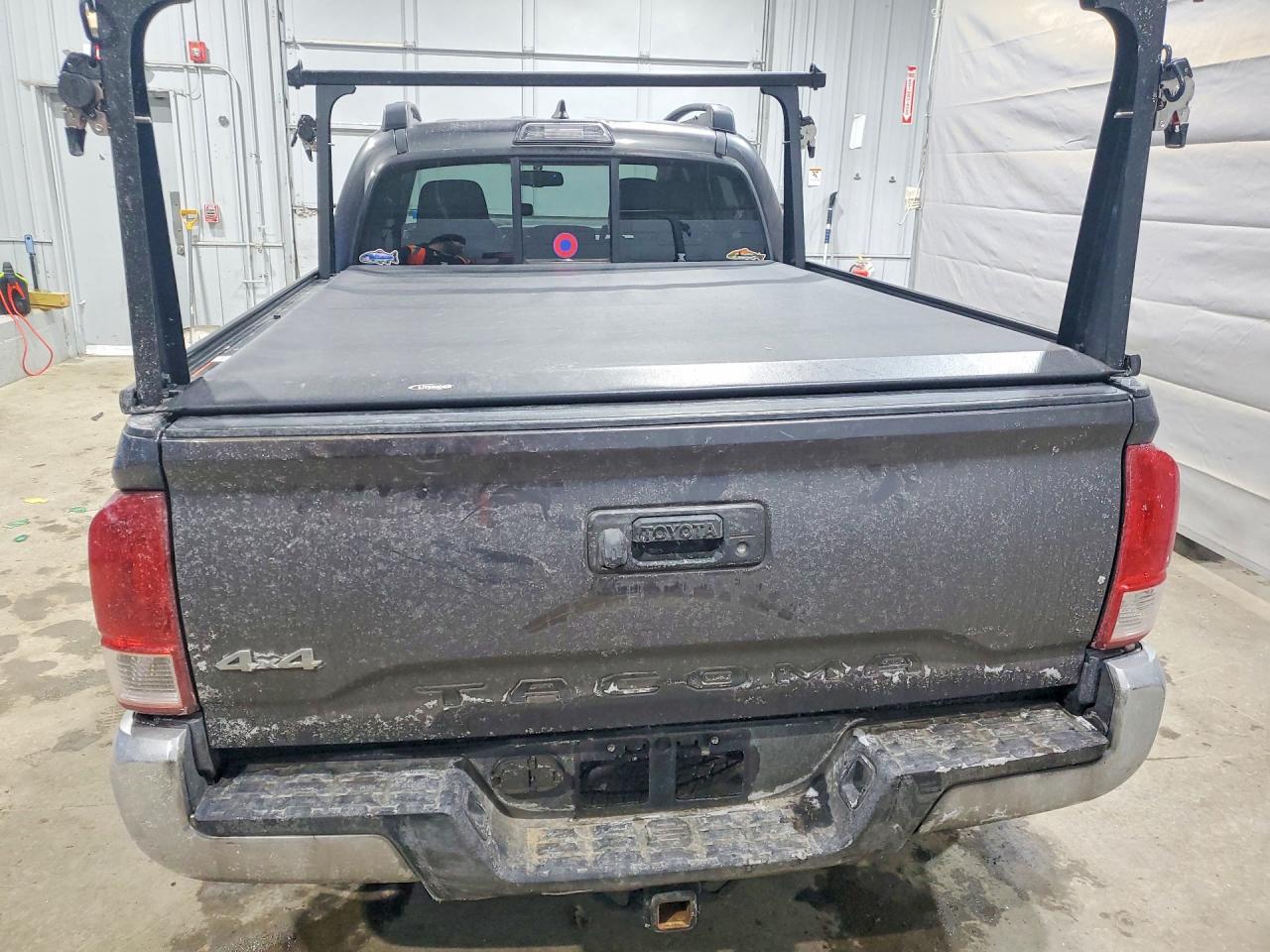 2017 TOYOTA TACOMA photo 11