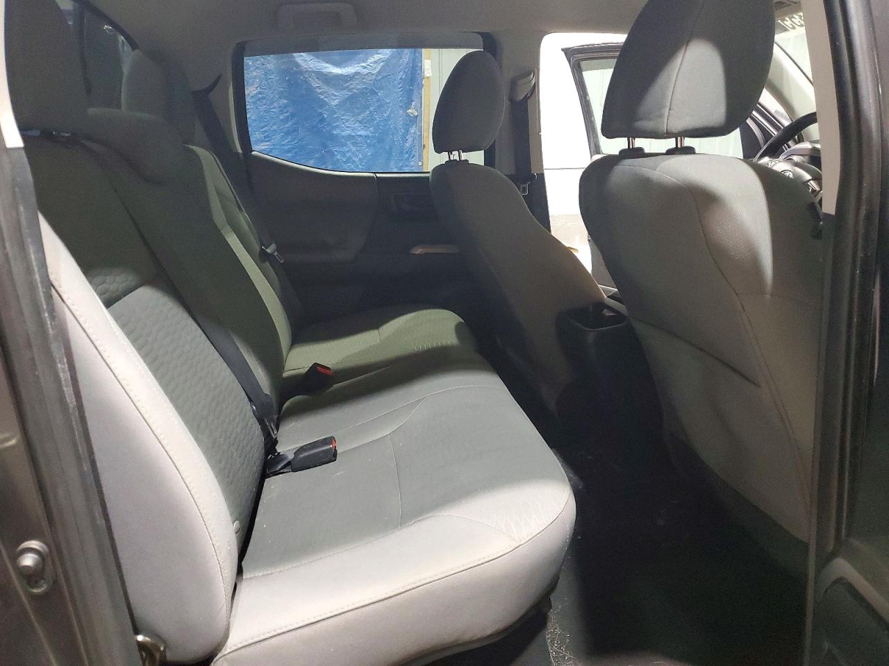 2017 TOYOTA TACOMA photo 19