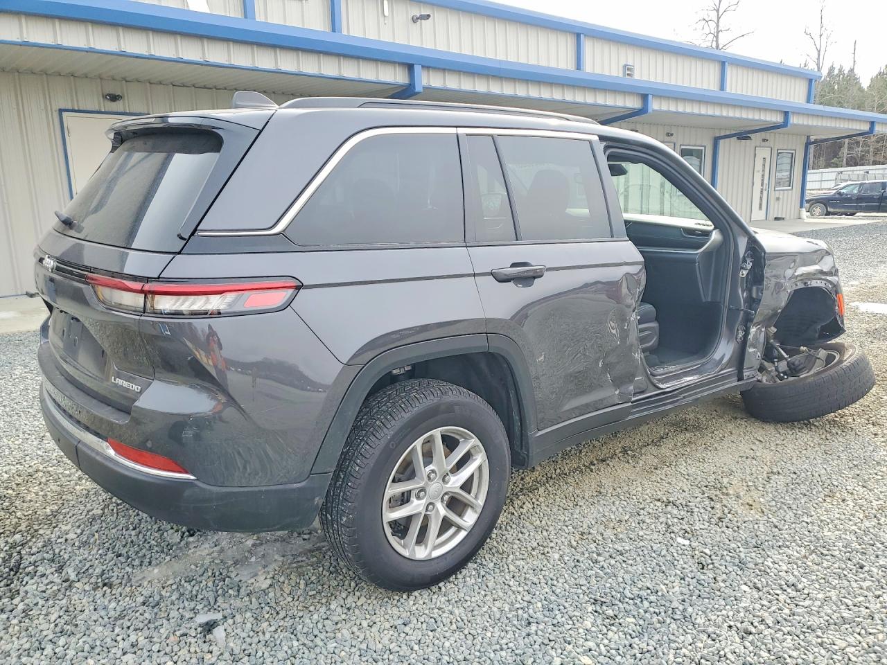2024 JEEP GRAND CHEROKEE LAREDO photo 3