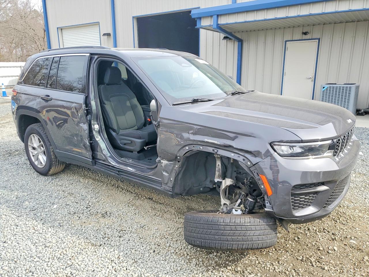 2024 JEEP GRAND CHEROKEE LAREDO photo 4
