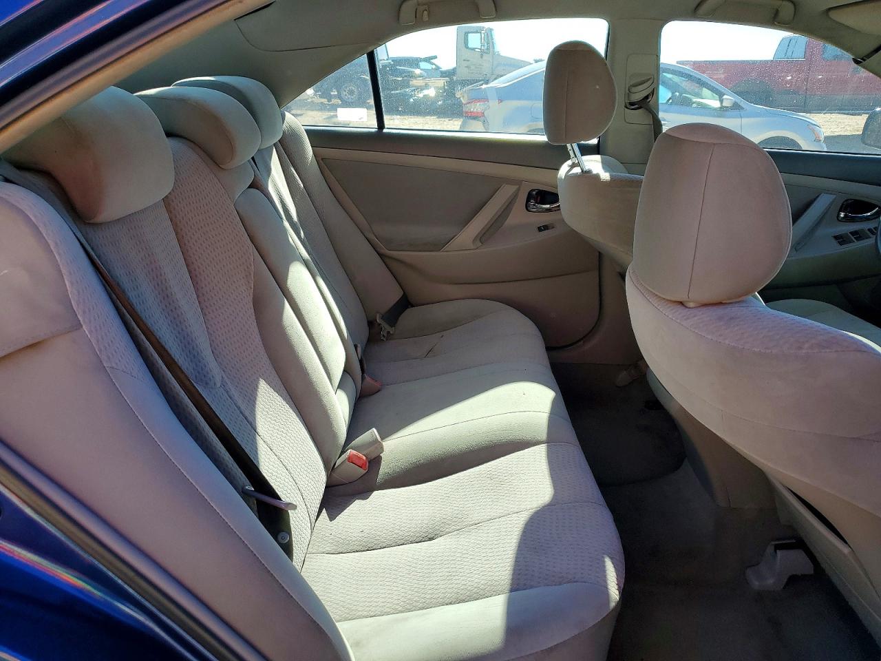 2011 TOYOTA CAMRY LE photo 28
