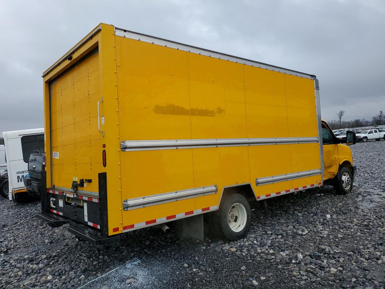 2023 GMC SAVANA BOX TRUCK photo 3