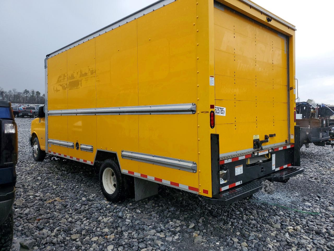 2023 GMC SAVANA BOX TRUCK photo 2