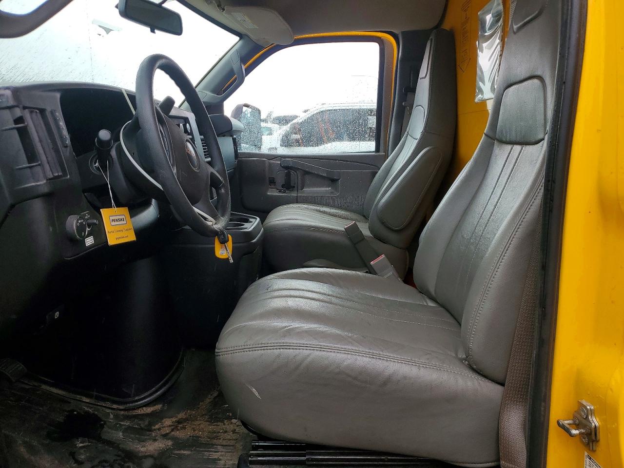 2023 GMC SAVANA BOX TRUCK photo 7
