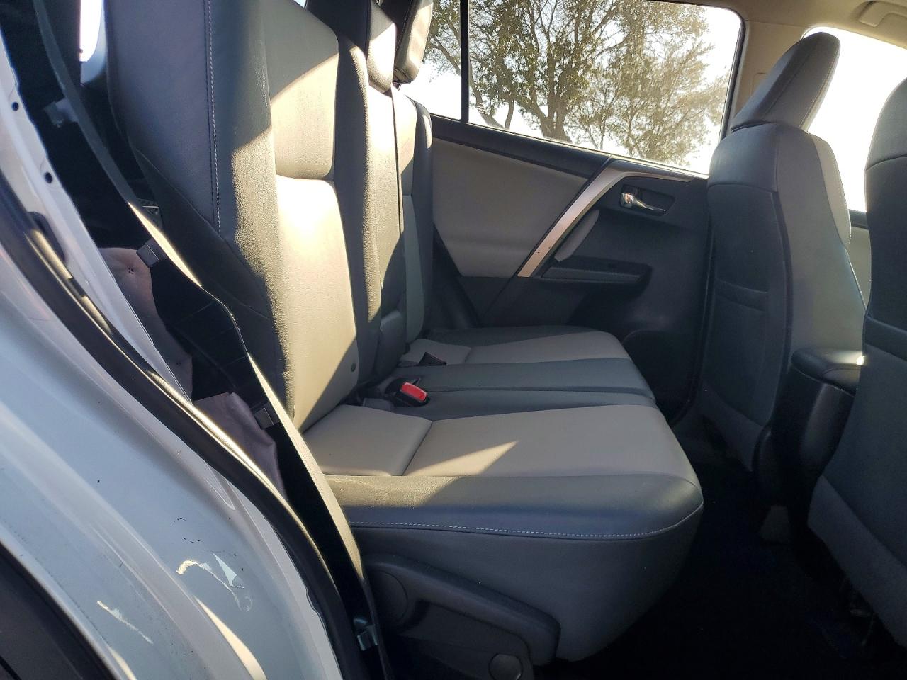 2014 TOYOTA RAV4 photo 11