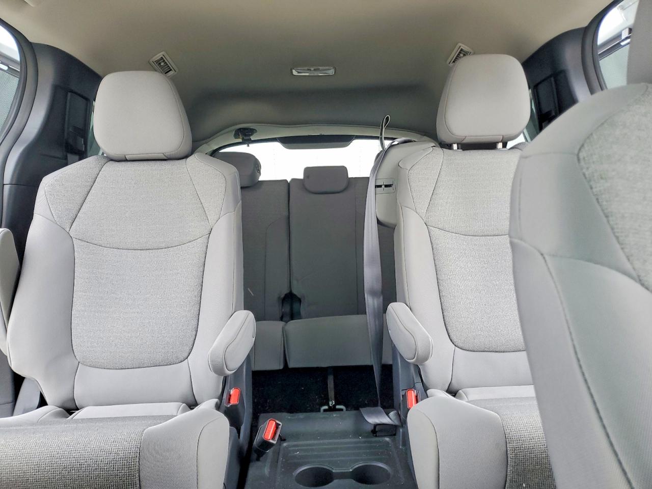 2025 TOYOTA SIENNA LE photo 28