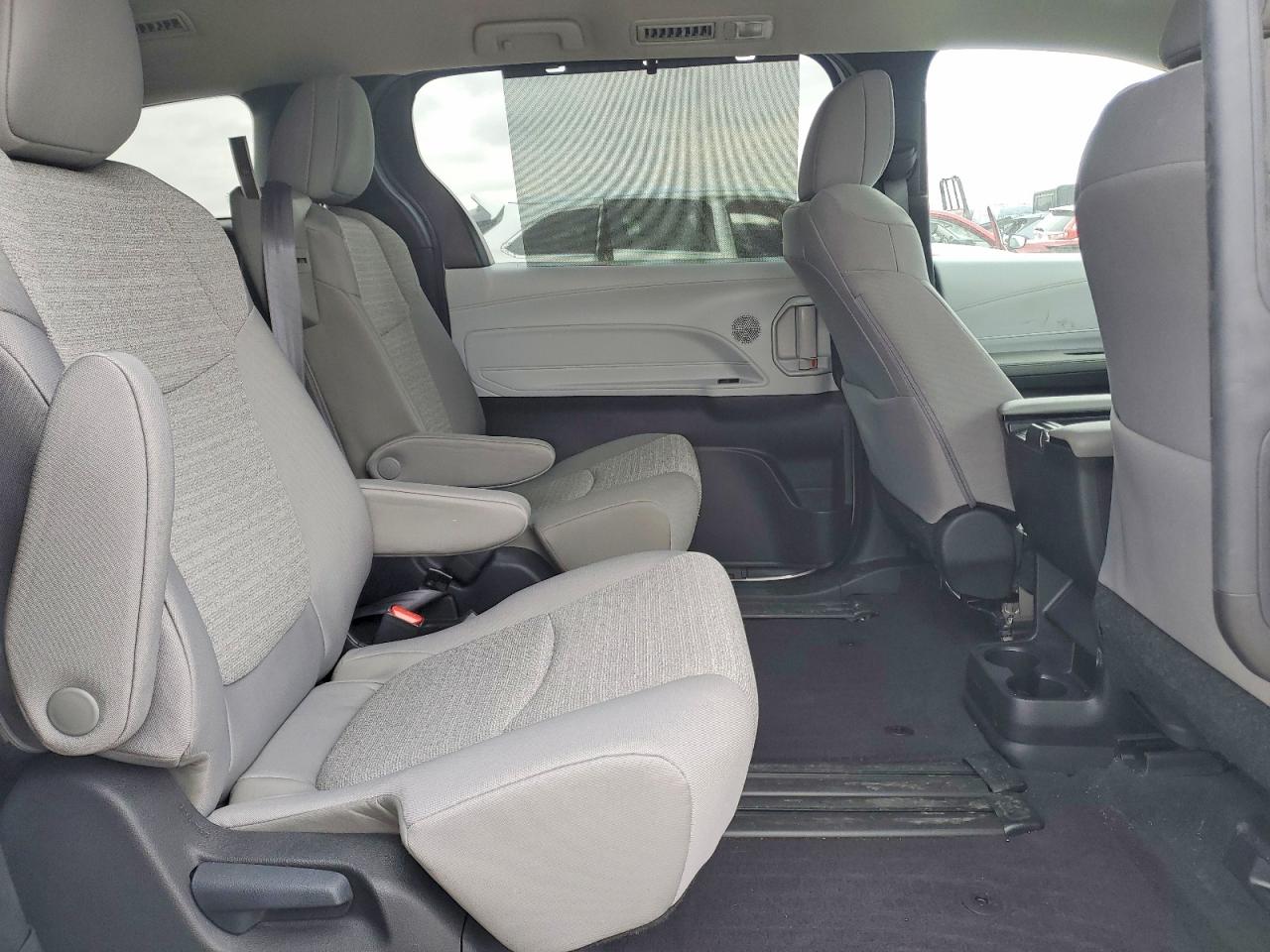 2025 TOYOTA SIENNA LE photo 31