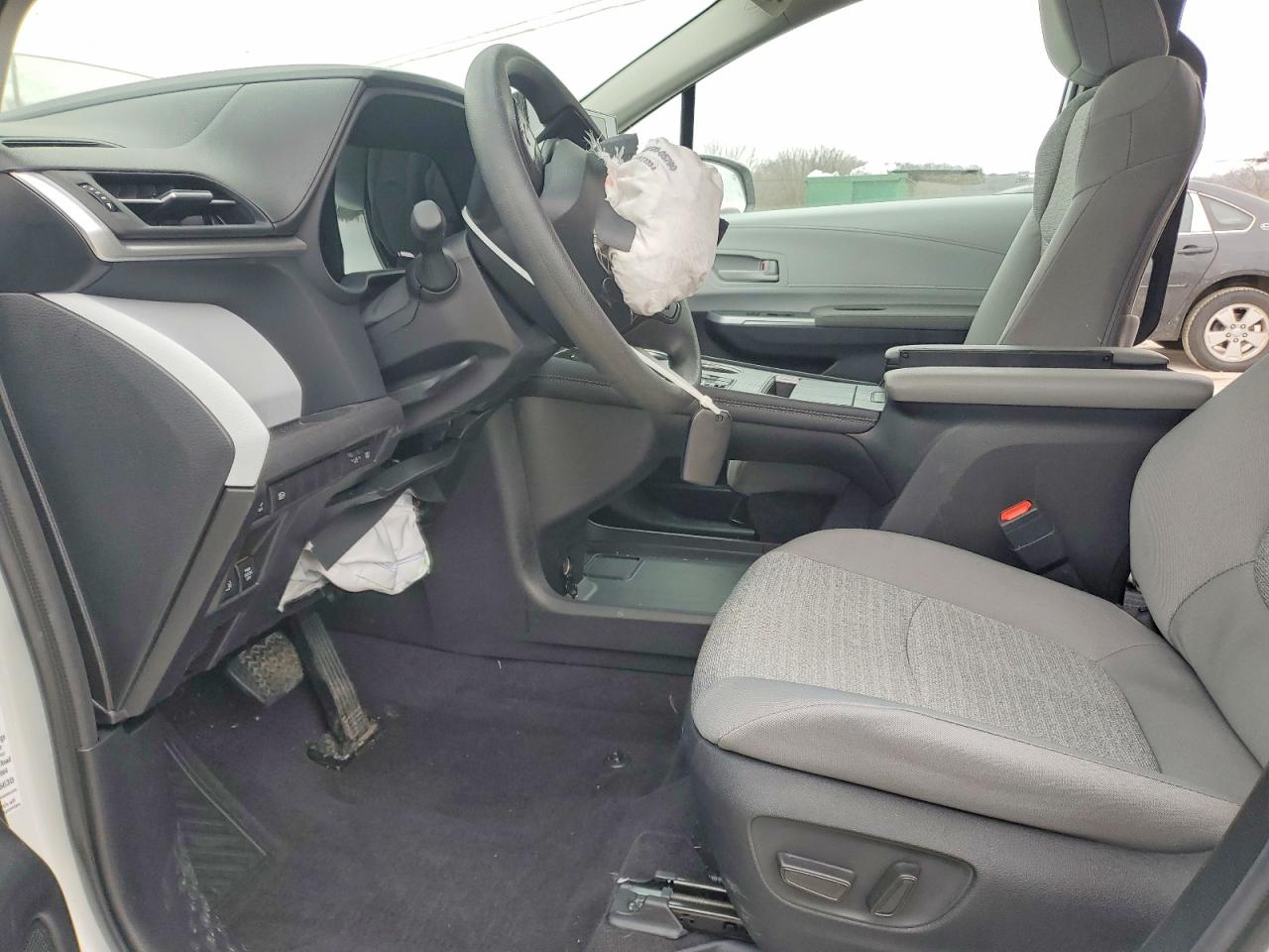 2025 TOYOTA SIENNA LE photo 19