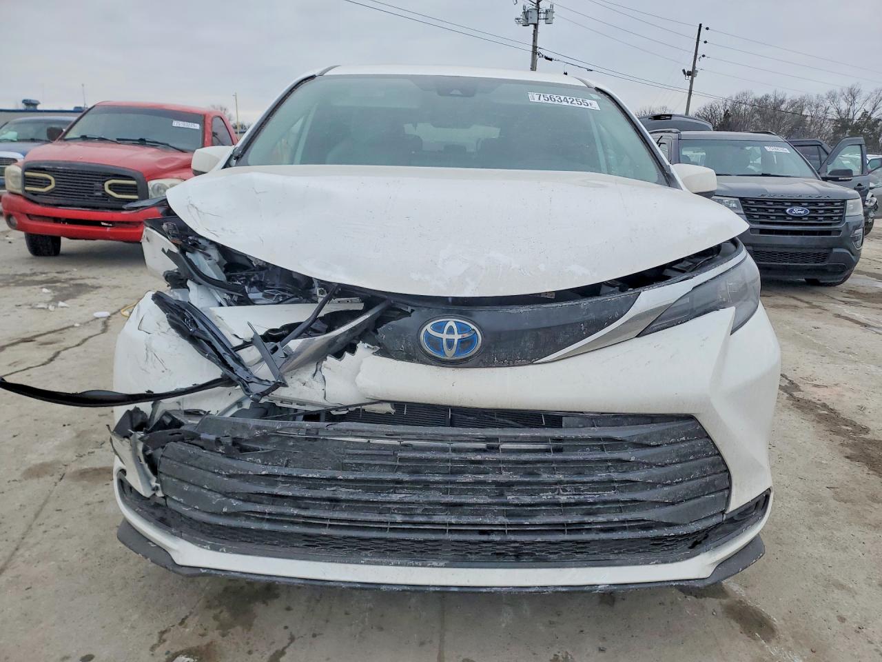 2025 TOYOTA SIENNA LE photo 13