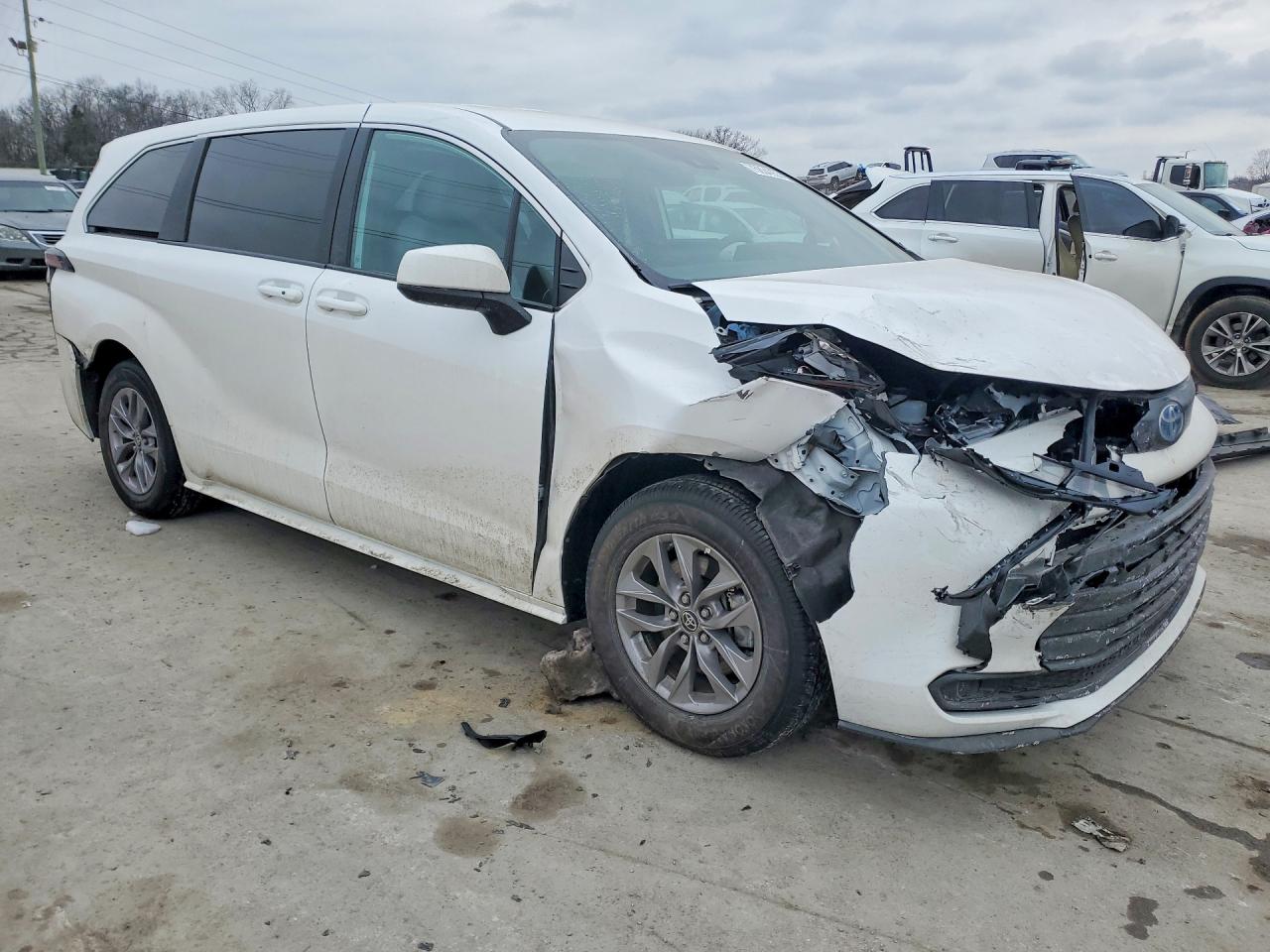 2025 TOYOTA SIENNA LE photo 10