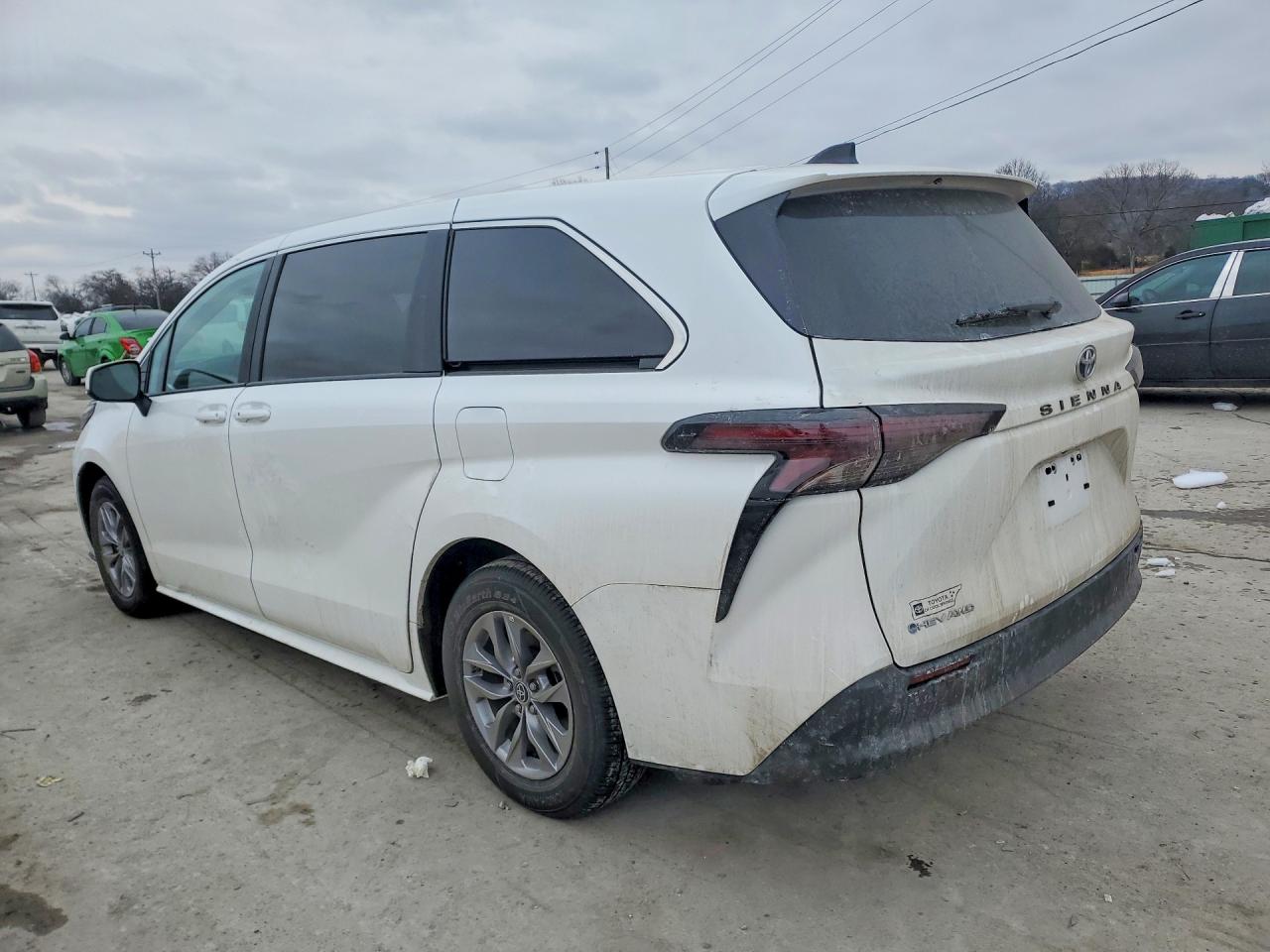 2025 TOYOTA SIENNA LE photo 4