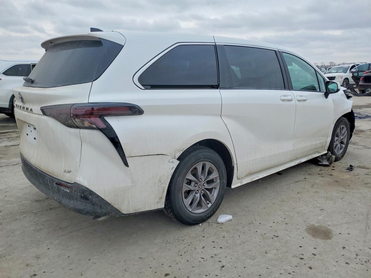 2025 TOYOTA SIENNA LE photo 7