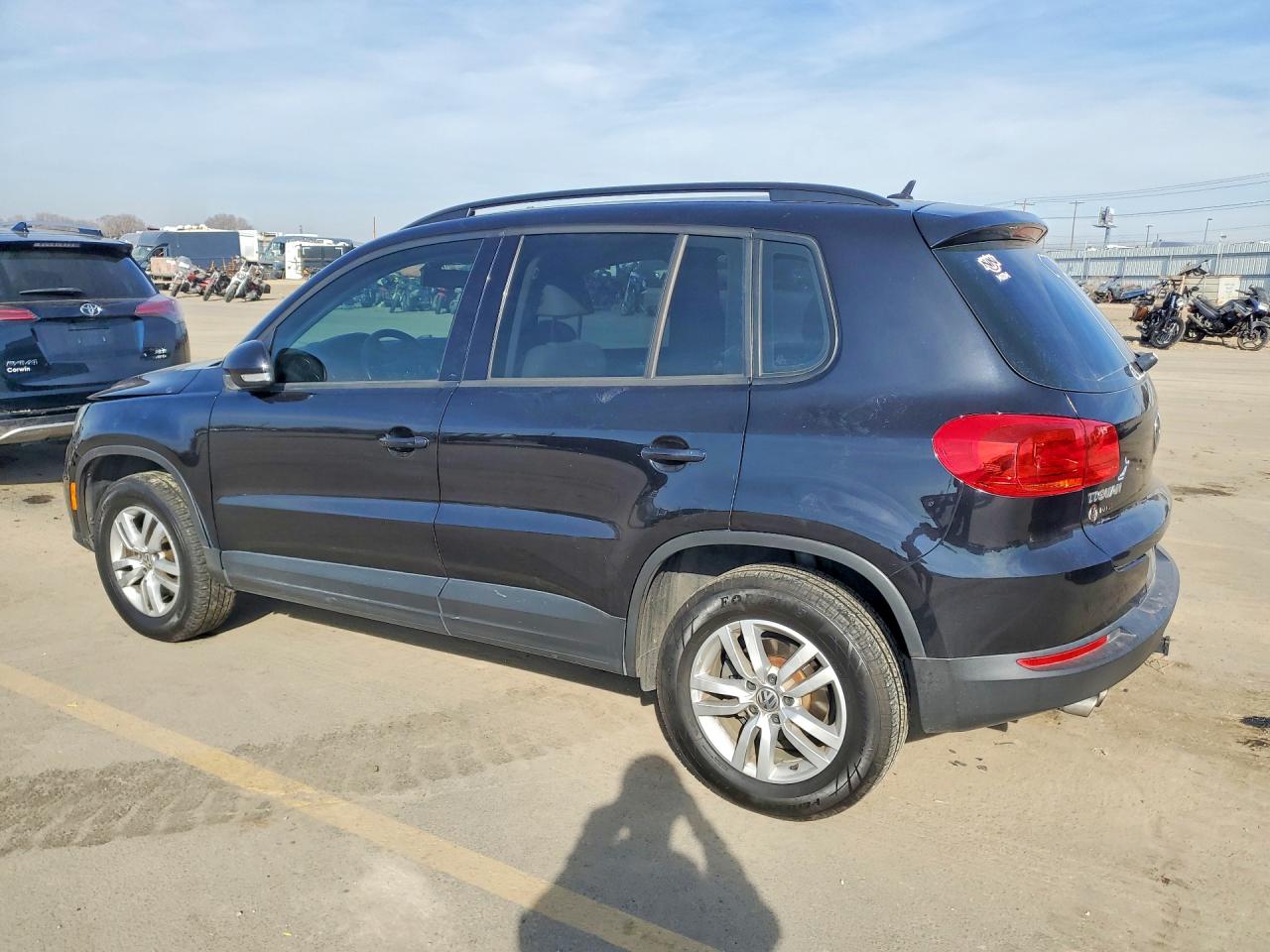 2016 VOLKSWAGEN TIGUAN photo 2