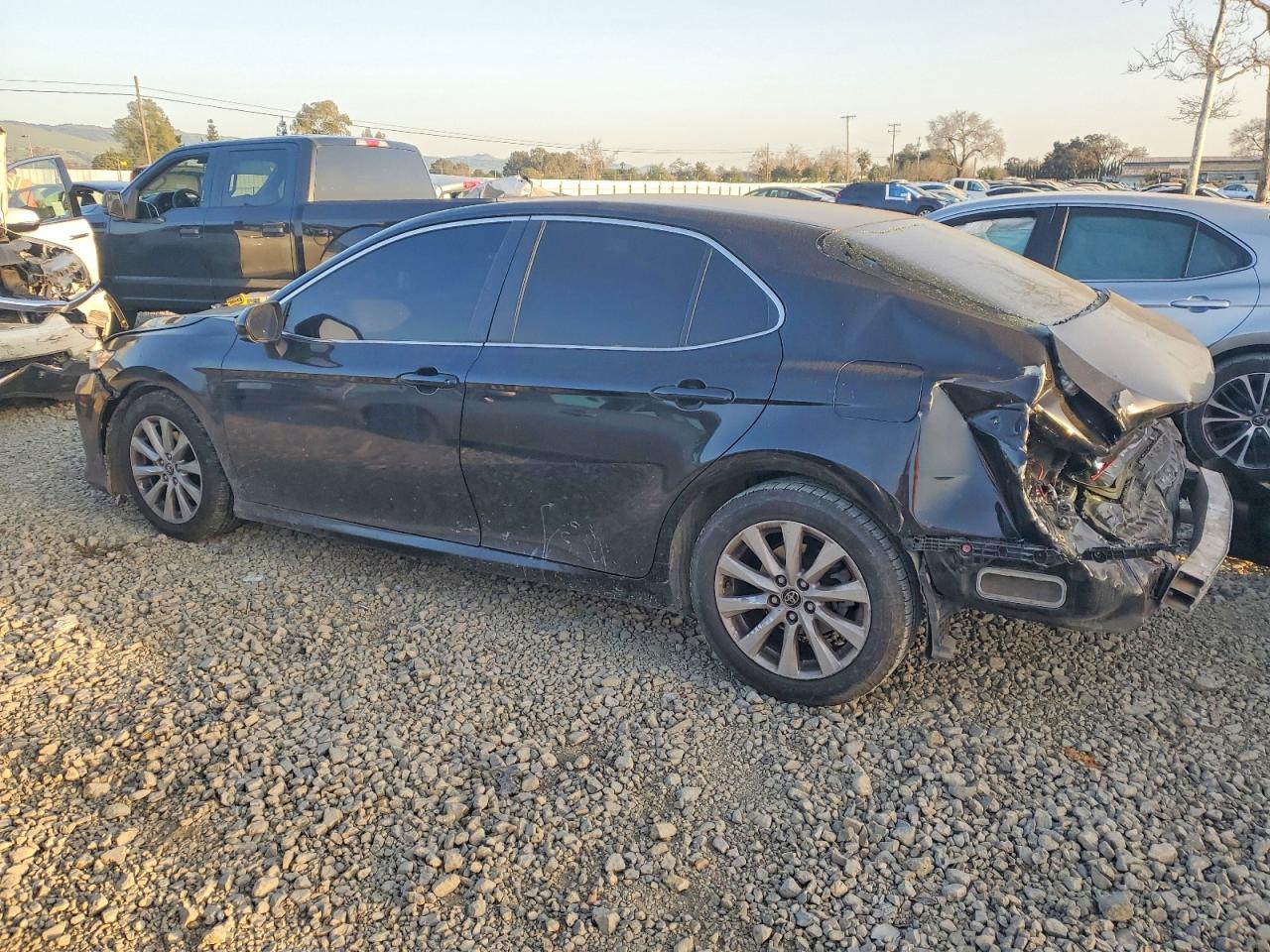 2018 TOYOTA CAMRY LE photo 3