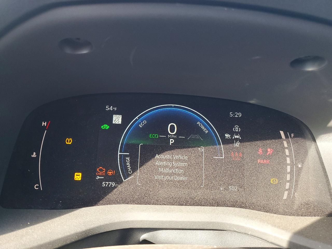 2025 TOYOTA CAMRY LE photo 9