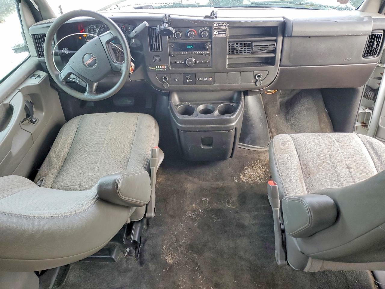 2013 GMC SAVANA G3500 LT photo 15