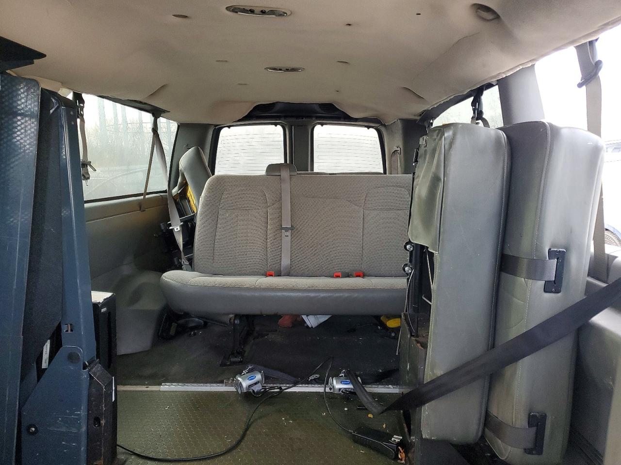 2013 GMC SAVANA G3500 LT photo 19