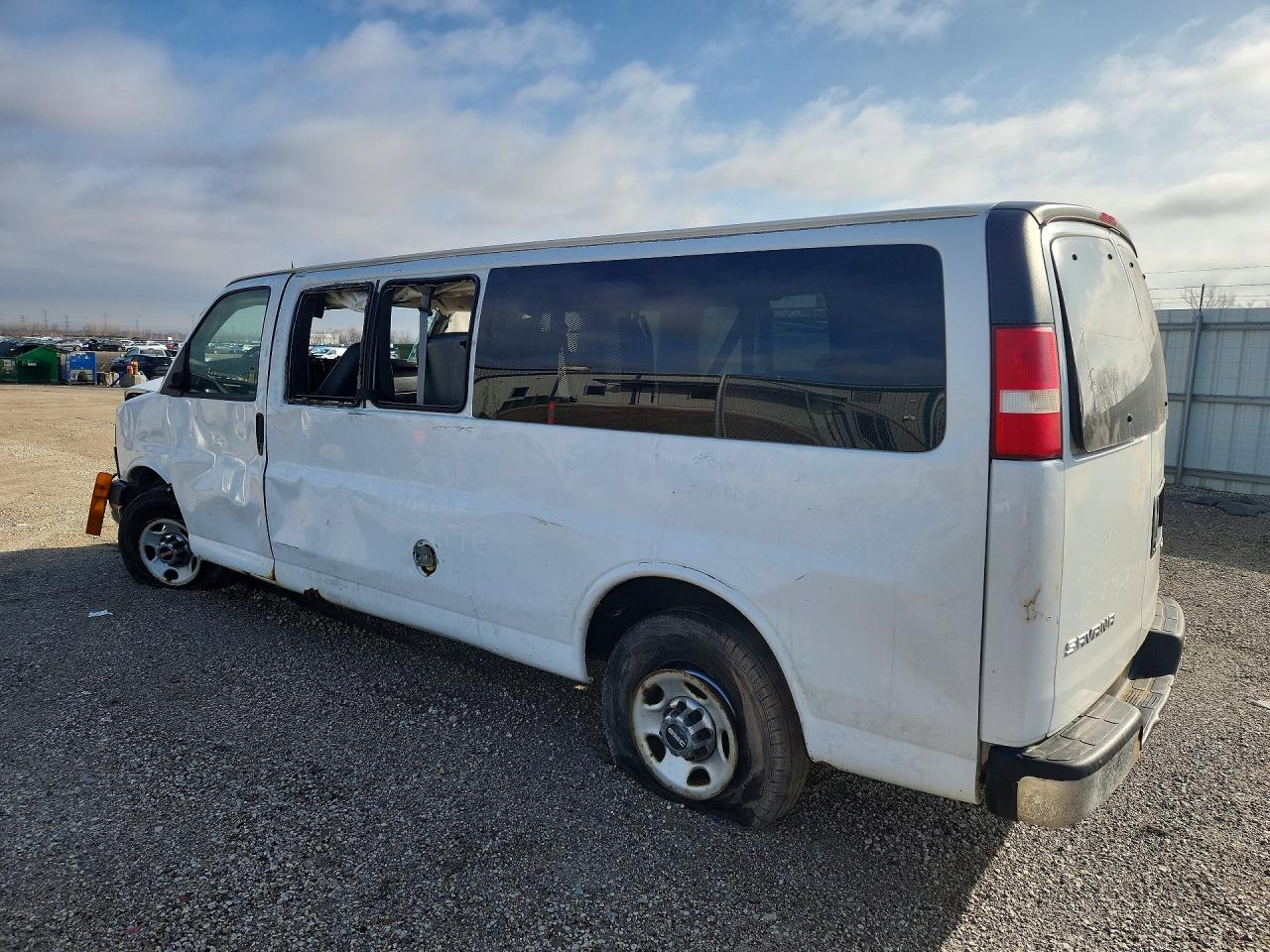 2013 GMC SAVANA G3500 LT photo 3