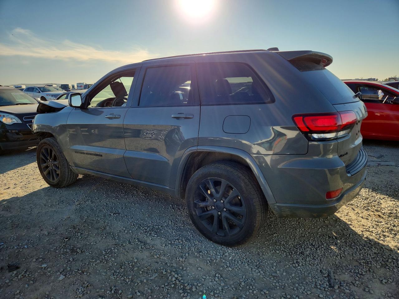 2020 JEEP GRAND CHEROKEE LAREDO photo 2
