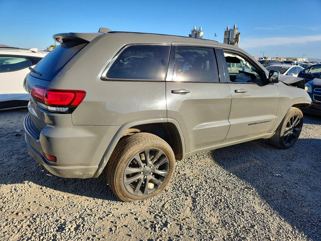 2020 JEEP GRAND CHEROKEE LAREDO photo 3