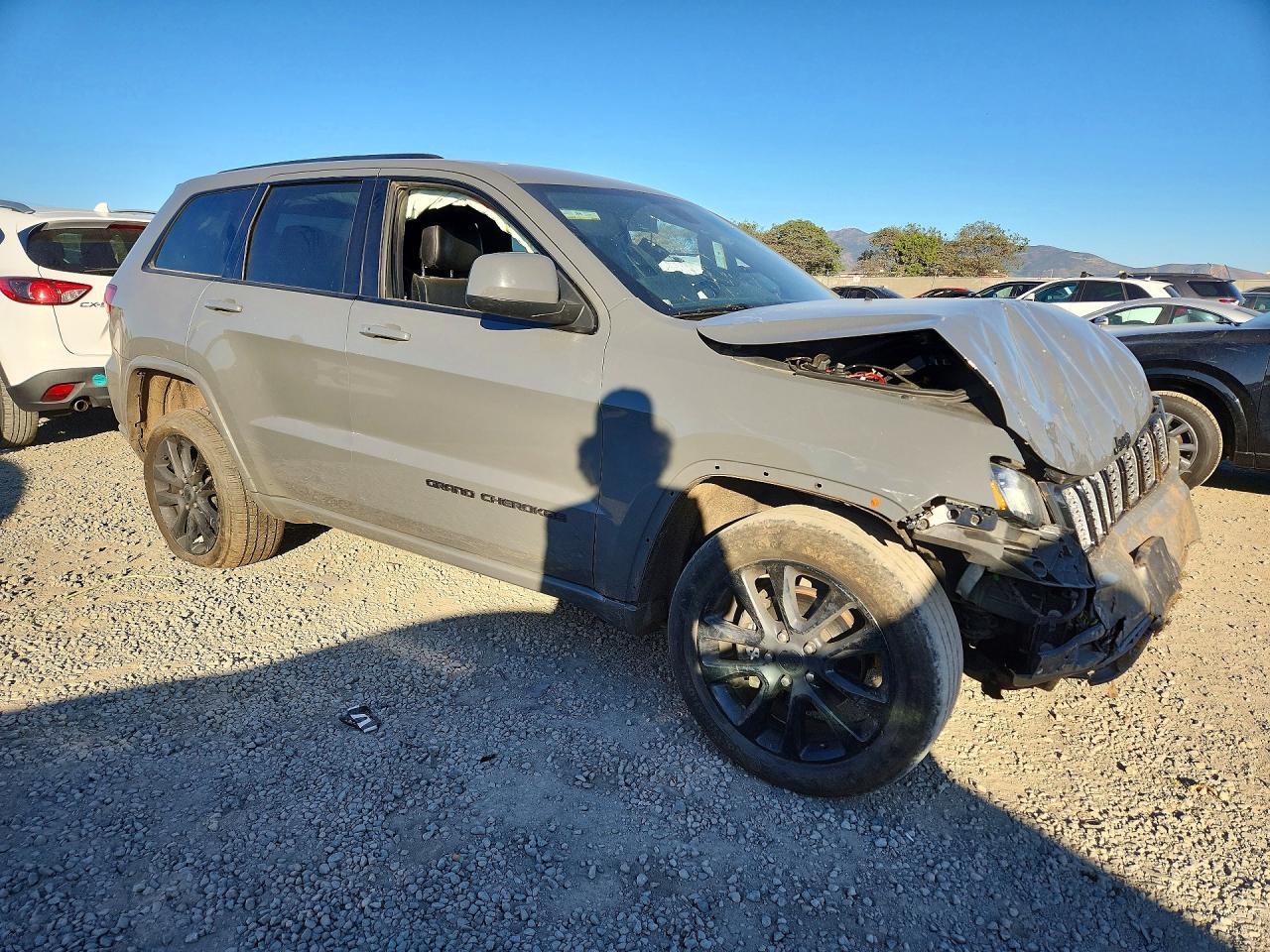 2020 JEEP GRAND CHEROKEE LAREDO photo 4
