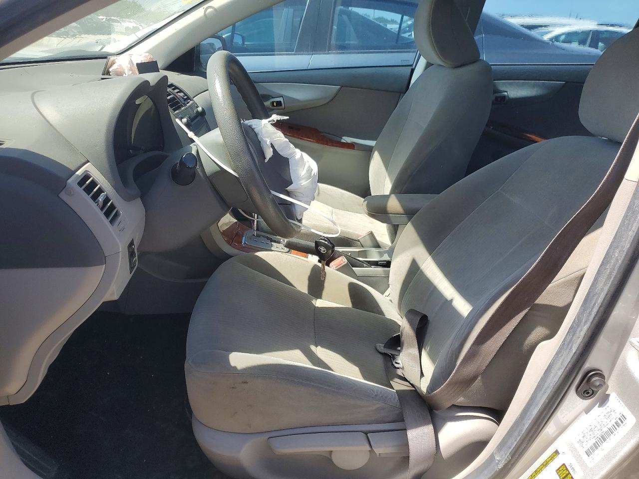 2009 TOYOTA COROLLA photo 14