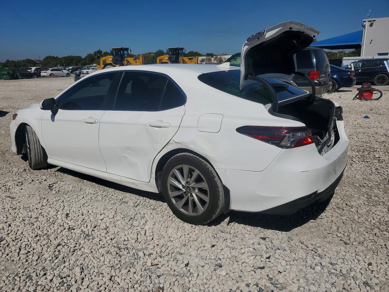 2021 TOYOTA CAMRY LE photo 2