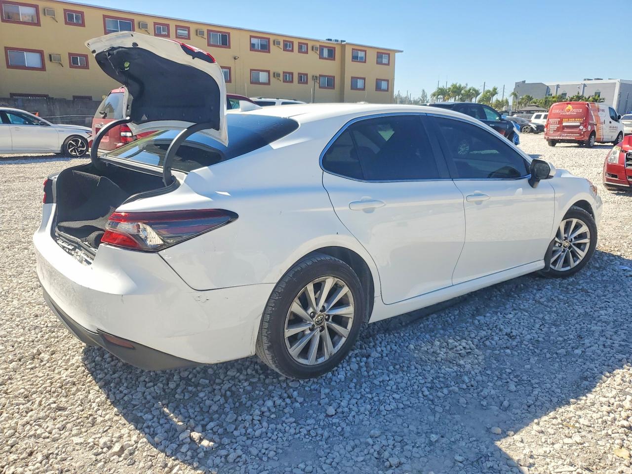 2021 TOYOTA CAMRY LE photo 3