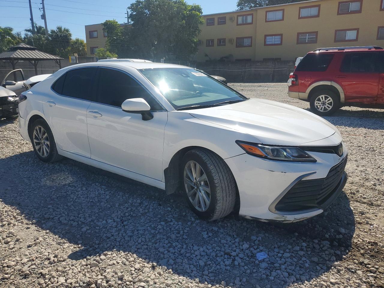 2021 TOYOTA CAMRY LE photo 4