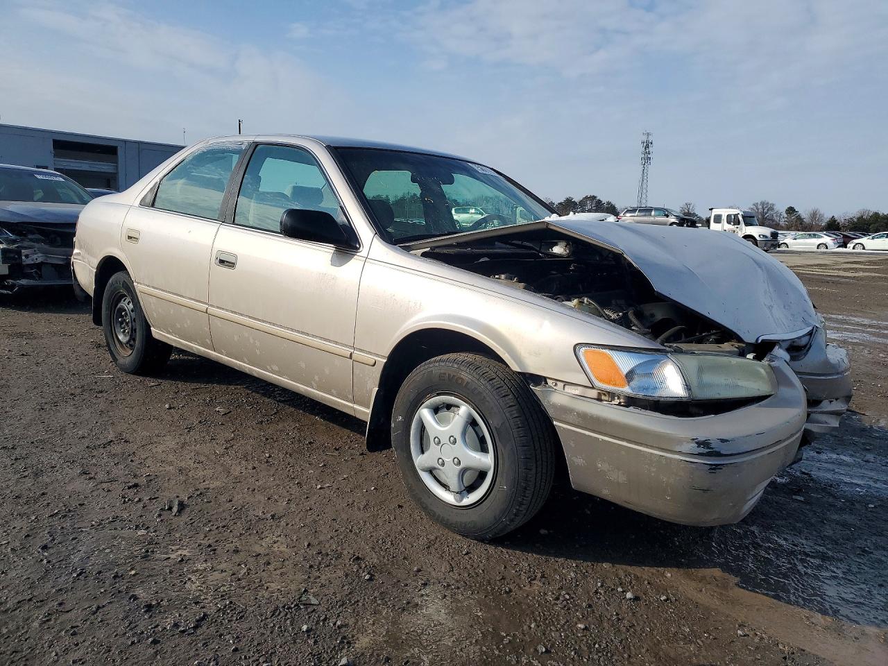 1999 TOYOTA CAMRY LE photo 4