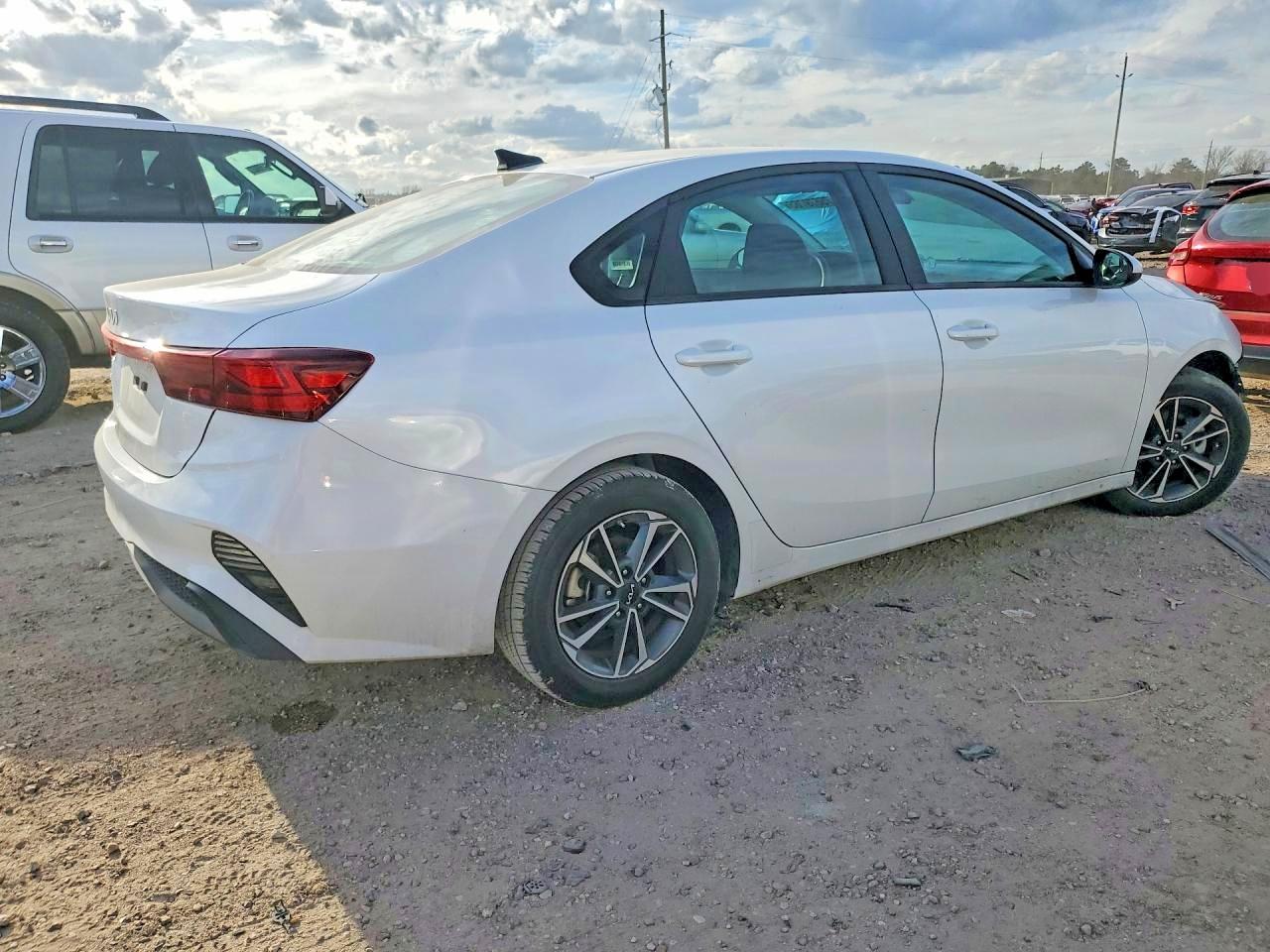 2024 KIA FORTE LX photo 3