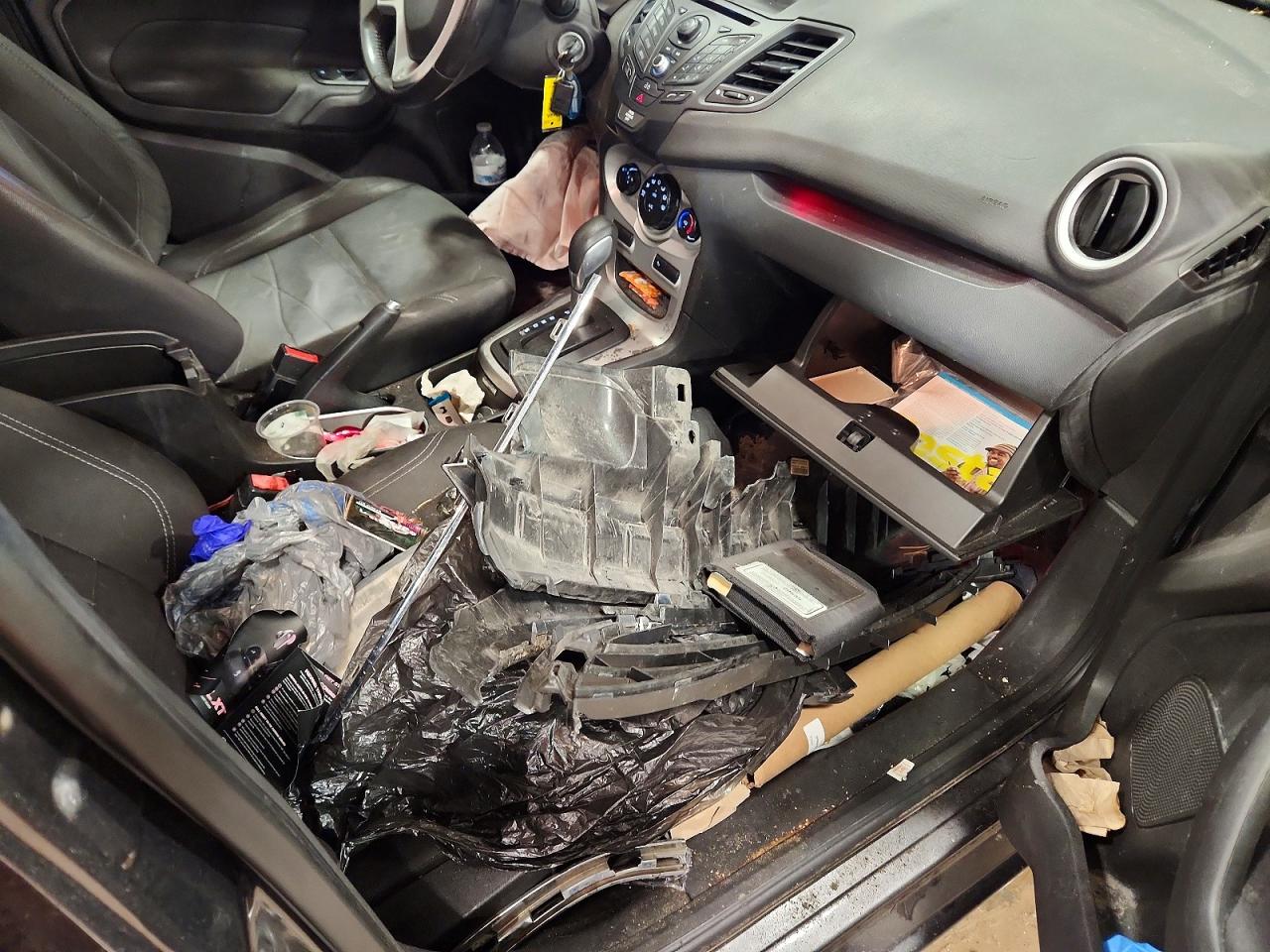 2015 FORD FIESTA SE photo 23