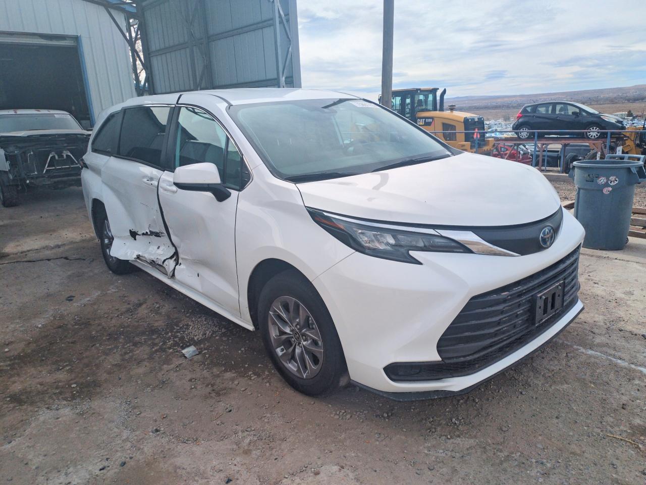 2025 TOYOTA SIENNA LE photo 4