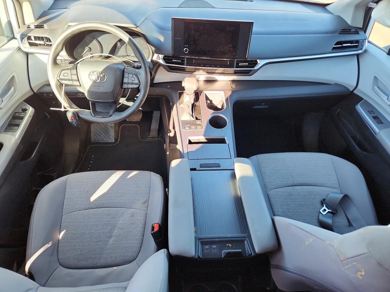 2025 TOYOTA SIENNA LE photo 8