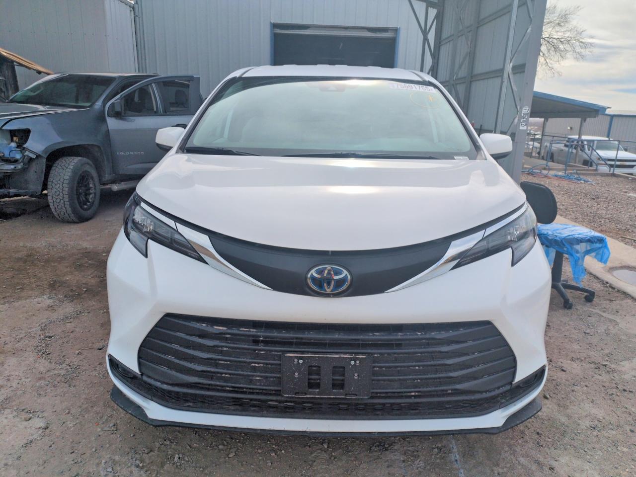 2025 TOYOTA SIENNA LE photo 5