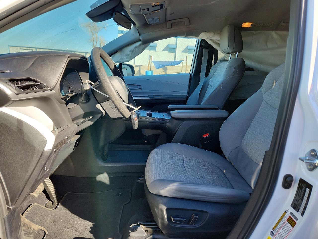 2025 TOYOTA SIENNA LE photo 7