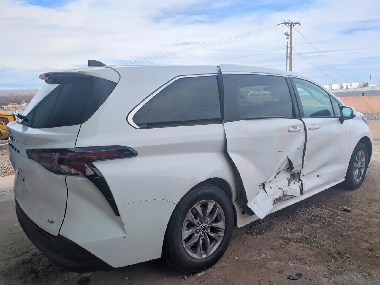 2025 TOYOTA SIENNA LE photo 3
