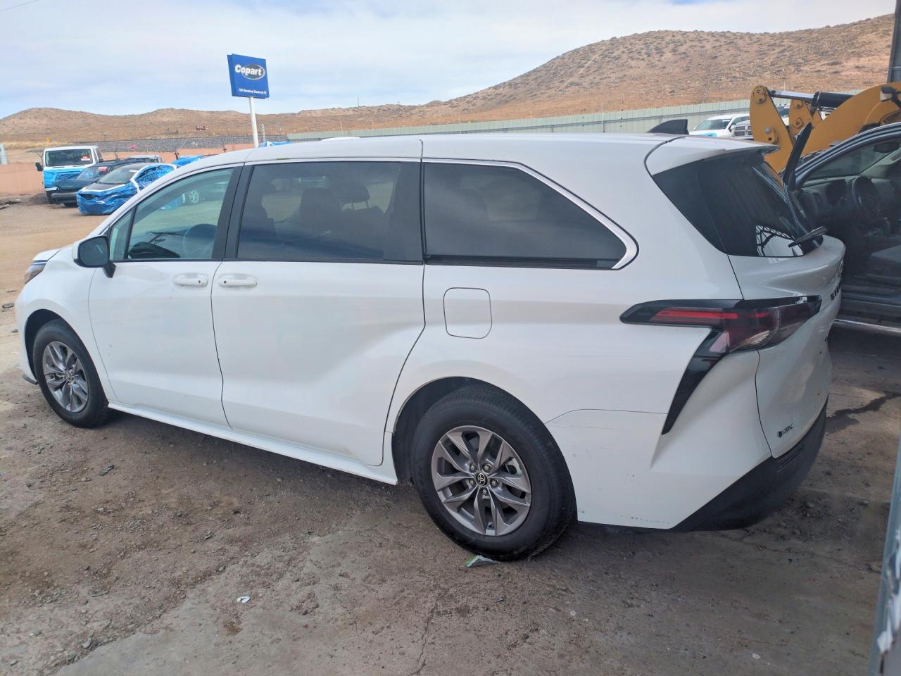 2025 TOYOTA SIENNA LE photo 2