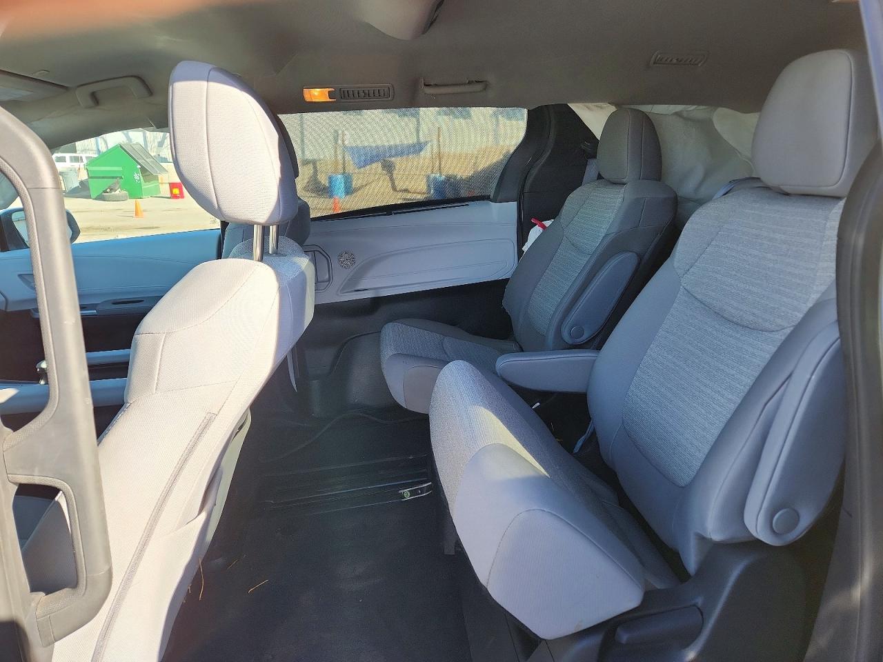 2025 TOYOTA SIENNA LE photo 11
